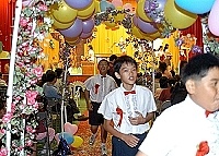 　在全場師生家長的祝福聲中，中正國中小三十五位畢業生們踏上人生的新里程。（圖／文：張登傑）