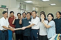 　在多位縣議員的力挺助陣下，前立委曹爾忠完成國民黨立委黨內提名登記，二曹年底確定再度交手對決。（圖／文：張登傑）