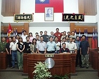 　基隆市議會議長張通榮率議員拜會連江縣議會，與地區府會首長及全體議員在議場內合影留念。（圖／文：曹重偉）