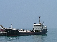 　大陸籍貨輪「長海二十六號」中轉西莒青帆港卸貨。（圖／文：陳樂團）