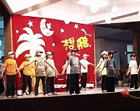 　塘岐國小畢業班同學在晚會中演出「想飛」舞曲，期盼自己飛的更高更遠。（圖／文：陳鵬雄）