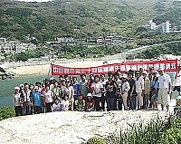 　中山國中三十四屆畢業生如願登上烏龜島領取畢業證書，為三年學習生涯劃下完美句點。（圖／文：陳鵬雄）
