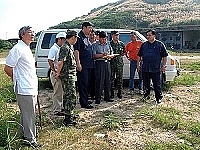 縣長、議長、立委及東引地方代表一行針對東引燈塔百年慶活動地點,進行最後的勘察與確認。(圖/文:陳其敏)