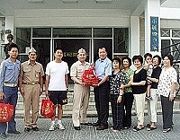 　馬港社區發展協會理事長林中超一行贈送粽子給小艇四中隊，祝賀端節愉快。（圖／文：曹重偉）
