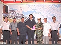 縣長陳雪生、議長陳振清及立委曹原彰致贈端節加菜金給東引一九五旅,提前向駐軍賀佳節。(圖/文:陳其敏)