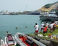 水上安全宣導活動在海面浮動平台上舉行拋繩帶救援比賽,親子檔一起合作爭取好成績。(圖/文:曹重偉)