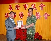     馬防部司令陸中將致贈「振我軍心」紀念牌，感謝基隆市議會勞軍團不辭辛勞蒞部慰問。【圖／文：蘇晉正】