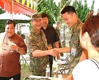     馬防部司令陸中將與官兵家屬親切交談。【圖／文：蘇晉正】