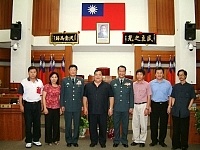 　馬防部前後兩任司令陸華寧、程士瑜（圖左三）連袂拜會縣議會，邁出建立軍民良好關係的第一步。（圖／文：曹重偉）