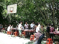　商業會理事長、常務監事、總幹事等與西莒會員一同走出戶外分享工作經驗。（圖／文：陳樂團）