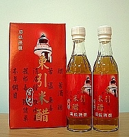 　已有四十多年歷史的東引「莒光米醋」，配合東引燈塔百年慶推出頂級陳釀米醋，名稱改成「東引米醋」，強調在地產業特色。（圖／文：陳其敏）