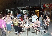 馬港社區美食研習圓滿落幕,婆婆媽媽們端出拿手好菜,然後一起當街大快朵頤。(圖/文:曹重偉)