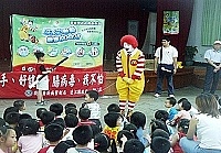 麥當勞叔叔透過問答方式與小朋友親切互動,並示範正確的「洗手五步驟」與「洗手六法寶」。(圖/文:曹重偉)
