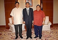 府會首長與前司令、國安局長薛石民會面,並合影留念。(圖:連江縣政府提供)