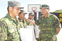司令程中將親切問候駐島官兵伙食及生活情況是否良好。【圖/文 :江承翰】