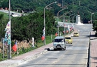 　活動主題旗幟佈置好之後，東引燈塔百年慶典的氣氛顯得更加濃厚。（圖／文：陳其敏）