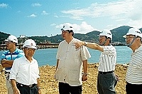 　縣長陳雪生昨日會同相關單位人員前往福澳國內商港工程、珠山電廠、后澳水庫工地現勘，要求營造廠商注意各項防颱及豪雨預防災害措施。（圖／文：張登傑）