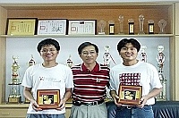 金馬文教協會致贈地區畢業班導師紀念牌,慰勉他們作育英才的辛勞;圖為介壽國小陳玉成老師(右)及介壽國中王天文老師(左)。(圖/文:曹重偉)