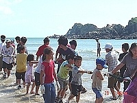 西莒島舉辦牽罟活動，場面壯觀。（圖／文：陳樂團）