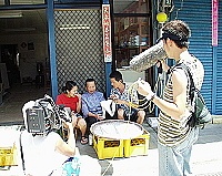 　「台灣尚青」節目來馬介紹特色美食，主持人阿西與阿嬌在北竿拍攝。（圖／文：陳鵬雄）