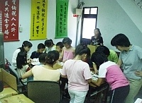 國稅局馬祖服務處舉辦益智趣味拼圖競賽,數十位親子到場參加,大小朋友都很盡興。(圖/文:曹重偉)
