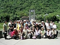 鐵板社區商家前往台灣南投、苗栗、新竹三縣市,進行形象商圈觀摩之旅,做為未來打造鐵板魅力商圈的參考。(圖:劉羽茵提供)