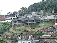 為改善東引停車空間不足問題,鄉公所只好以比較高的造價在山坡地新建停車場。(圖/文:陳其敏)