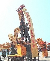 東引島燈塔百年慶,近千名遊客湧入,向燈塔祝賀生日快樂。(圖/文:陳其敏)