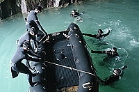 　海龍蛙兵昨日在北海坑道表演各項特戰戰技，讓遊客看得大呼過癮。（圖／文：張登傑）