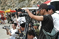 　東引島燈塔百年慶，吸引國內外平面、電子各大媒體約五十位記者來馬採訪，透過鏡頭將馬祖的美麗傳送出去。（圖／文：張登傑）