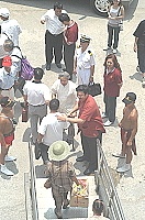    縣長碼頭迎接臺馬輪貴賓。（圖／文：張登傑）