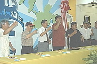    省主席、府會首長、立委舉杯為燈塔百年祝福。（圖／文：張登傑）