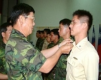 馬防部司令程中將主持九三年下半年度晉陞典禮暨六月份月會,親自為每位晉陞人員掛階,並期勉繼續為防區奉獻心力。【圖/文 江承翰】