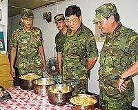 　司令溫馨關懷官兵伙食【圖／文：江承翰】