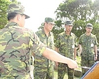 馬防部司令程中將在相關幹部陪同下聽取各單位戰備整備工作執行簡報。【圖/文 江承翰】