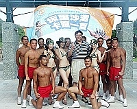 板里沙灘卡蹓一夏記者會閃亮登場,縣長陳雪生與演出的泳裝美女及蛙人們合影,一起大聲喊出歡迎來卡蹓!(圖/文:陳鵬雄)