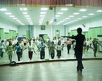 社交舞蹈研習熱力登場,近百位學員鄉親在指導老師楊一教導下,大家一起從基礎的舞步學起。(圖/文:曹重偉)