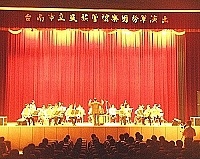 台南市政府勞軍團來馬參訪,市長許添財與連江縣長陳雪生互贈紀念品;該市民族管絃樂團也特別演出勞軍音樂會。(圖/文:曹重偉)