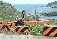 東引島上為數最多的混凝土護欄,重新油漆及裝置反光導鏡,讓道路景觀及安全同時得到改善。(圖/文:陳其敏)