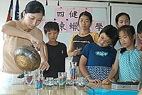 　馬祖四健會昨日下午開辦果凍蠟燭製作研習，在劉麗珠（左一）指導下，小朋友自己動手做出富有浪漫情調的果凍蠟燭。（圖／文：張登傑）
