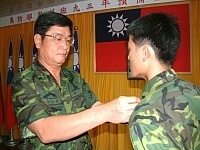     馬防部於日前舉行士官隊結訓典禮，司令程中將親自為結訓學員授階。【圖／文：蘇晉正】