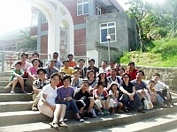 睽違廿六年!中正國中小第九屆畢業生重返校園,一起在後校門合影留念。(圖/文:曹重偉)