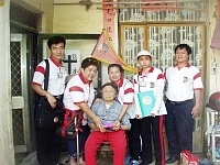 社團法人觀世音慈心會及感恩基金會來馬關懷弱勢,並致贈低收入戶慰問金。(圖/文:曹重偉)