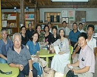 　國際獅子會社會服務訪問團昨日前往南竿牛角社區發展協會，感受牛角特殊人文風采，並捐贈電腦等硬體設備給牛角社區。（圖／文：張登傑）