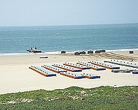 　「板里沙灘－卡蹓一夏」進入開幕前倒數，海上浮動平台正進行組裝佈放作業。（圖／文：陳鵬雄）