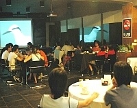 　「日光海岸」配合馬祖燕鷗季活動，每天晚間八時播放燕鷗相關影片，讓遊客不用搭船出海，也能欣賞到漫天飛舞的燕鷗。（圖／文：張登傑）
