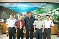 　教育廣播電台副台長劉文通（左二）來馬協調馬祖轉播站預定地土地取得，縣長陳雪生允諾將全力配合解決土地問題，並希望能在明年底前開播。 （圖／文：張登傑）