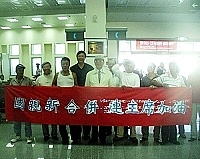 總統大選後國民黨主席連戰首次訪馬,並舉行團結感恩之旅座談會,一些支持者特別持布條前往接機幫他打氣。(圖/文:曹重偉)