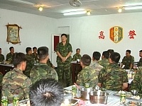     馬防部司令程中將日前在相關幹部陪同下，親蒞高登島與官兵一同用餐，並期許弟兄們發揮互助精神，創造一個優質的環境。【圖／文：蘇晉正】