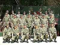     馬防部司令程中將日前在政戰副主任及相關幕僚陪同下，蒞抵莒光視導部隊戰備整備情形，並親切地與官兵弟兄合影留念。【圖／文：蘇晉正】